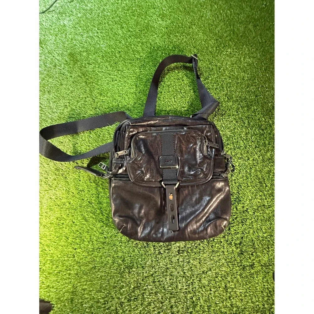 Tumi Black Leather Messenger Bag Crossbody Adjustable Strap‎